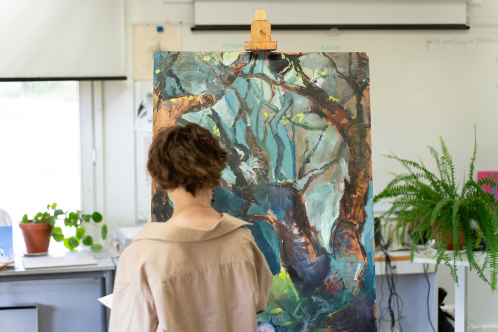 Kansanopistolinjat kuvataide, opiskelija maalaa. 