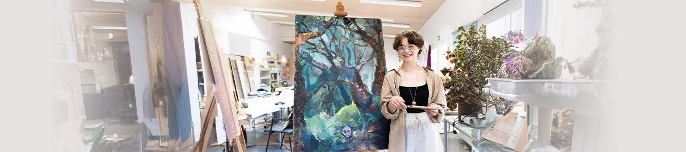 Kansanopistolinja kuvataide, henkilö maalauksen edessä.