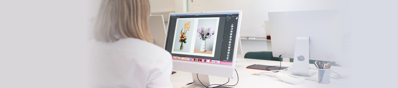 Visual Design opintolinjan opiskelija tietokoneen äärellä.