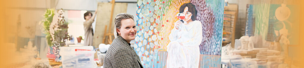 Median ja taiteen opintojen opiskelija maalauksen edessä.